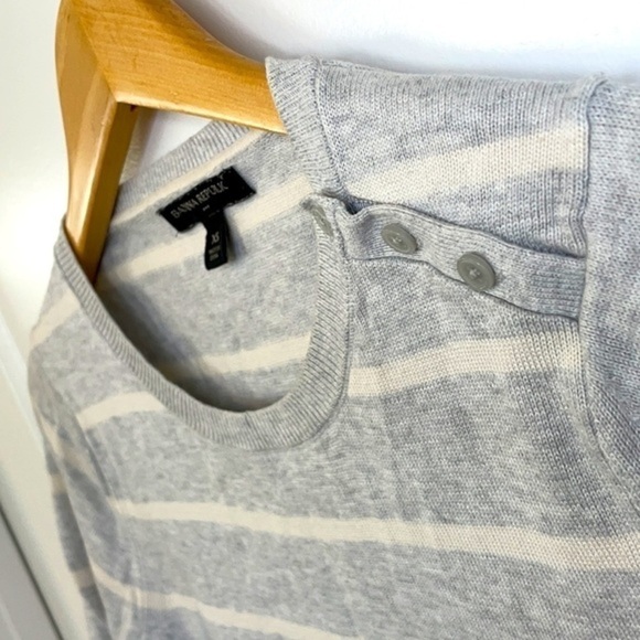 BANANA REPUBLIC | Women’s Gray & White Striped Sweater Size XS - Picture 3 of 6